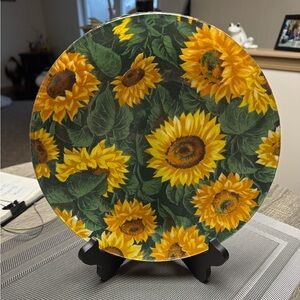 Vintage 10” decorative glass sunflower plate in pristine condition.